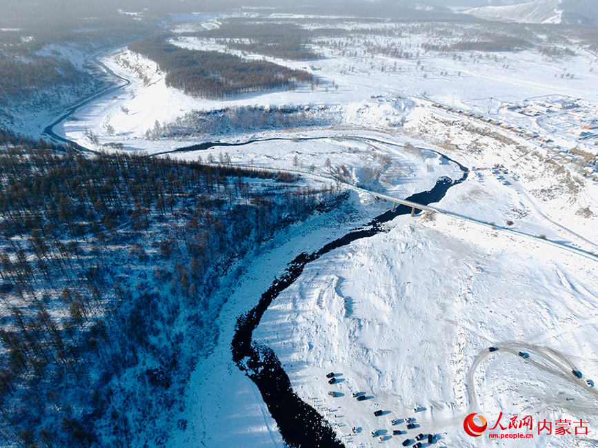 俯瞰不冻河。人民网记者 齐浩男摄