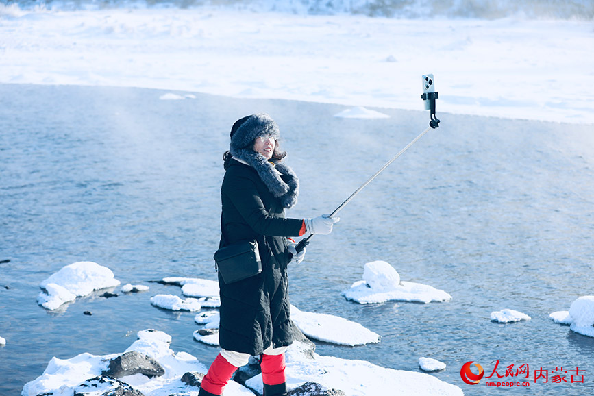 游客在不冻河畔自拍。人民网记者 齐浩男摄