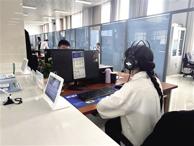 政务服务大厅工作人员通过视频远程指导群众办理业务。