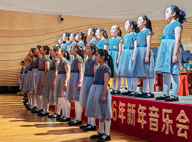 2——12月30日，呼和浩特市玉泉区石东路小学2026新年音乐会现场。（石东路小学供图）