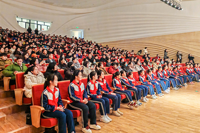 3——12月30日，呼和浩特市玉泉区石东路小学2026新年音乐会现场。（石东路小学供图）_20251231111450