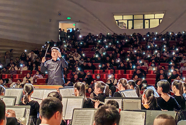 4——12月30日，呼和浩特市玉泉区石东路小学2026新年音乐会现场。（石东路小学供图）_20251231111414