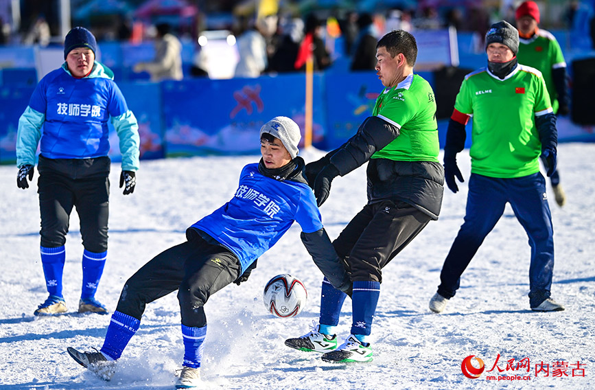 2025年12月31日，足球运动爱好者在雪地足球比赛中。王正摄