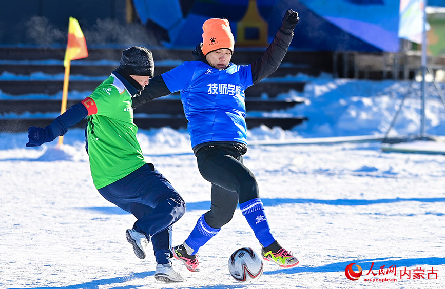 2025年12月31日，足球运动爱好者在雪地足球比赛中。王正摄
