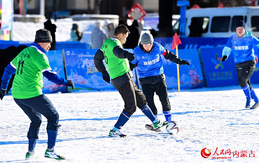 2025年12月31日，足球运动爱好者在雪地足球比赛中。王正摄