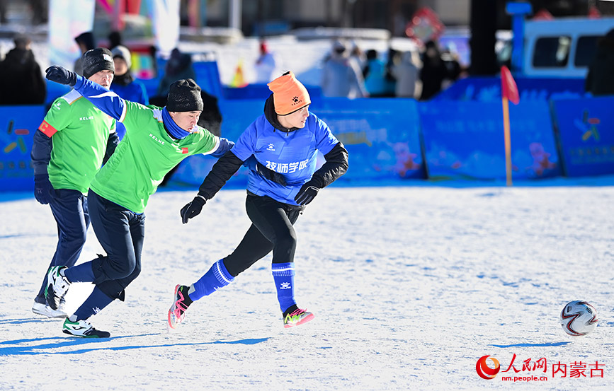2025年12月31日，足球运动爱好者在雪地足球比赛中。王正摄