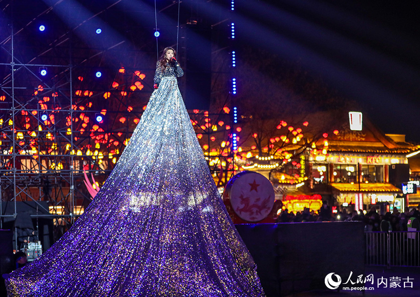 演员在呼和浩特市玉泉区塞上老街旅游休闲街区跨年夜活动现场表演。丁根厚摄