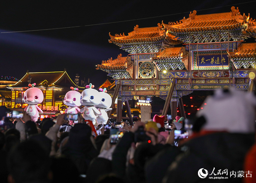 “喜洋洋”“乐融融”亮相呼和浩特市玉泉区塞上老街旅游休闲街区跨年夜活动现场。丁根厚摄