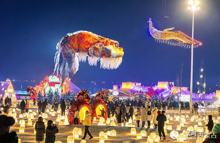 游客在第五届呼和浩特欢乐冰雪节活动现场观赏“飞天鳌鱼”“凤舞九天”表演。丁根厚摄