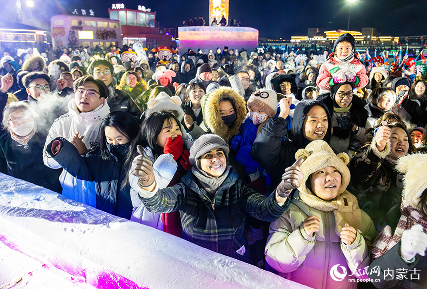 外國游客在第五屆呼和浩特歡樂冰雪節活動現場觀看演出。丁根厚攝