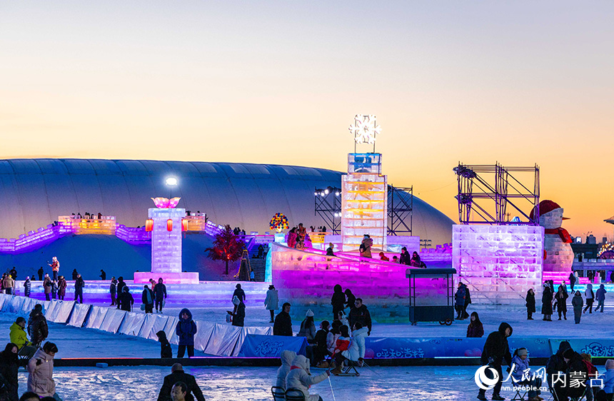 游客在第五届呼和浩特欢乐冰雪节活动现场游玩赏景。丁根厚摄