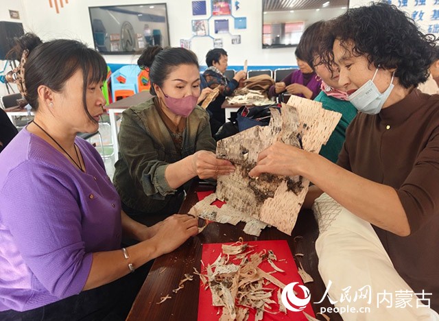 樹皮畫傳承人李艷紅教學中。受訪者供圖