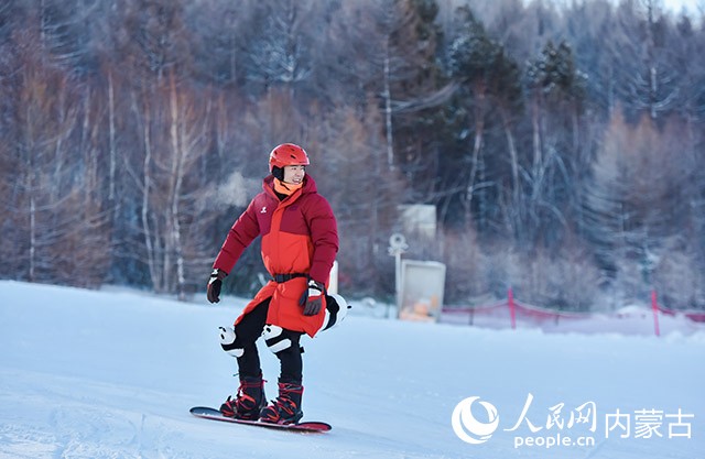 游客在阿爾山體驗滑雪。受訪單位供圖