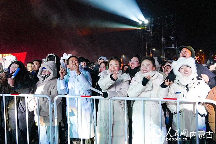 音樂嘉年華現場觀眾反響熱烈，激情熱舞。實習生 牛佳攝