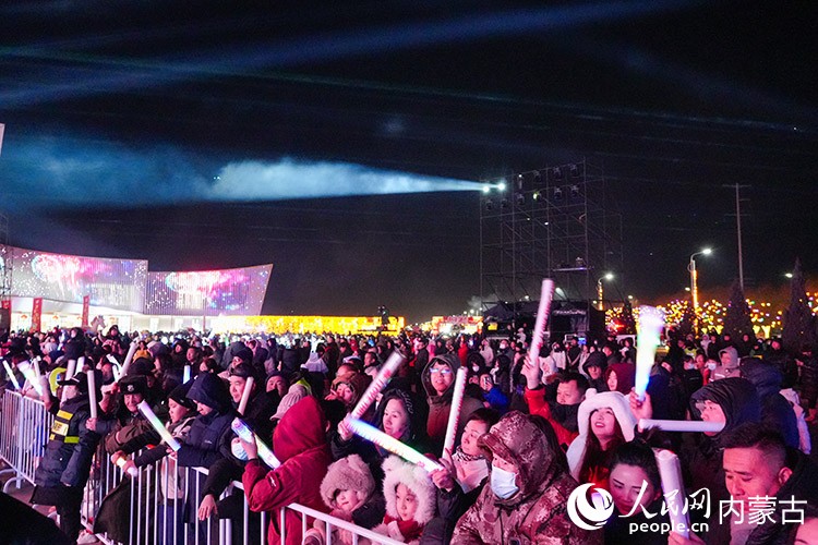 跨年音樂嘉年華現場人潮涌動。實習生 牛佳攝