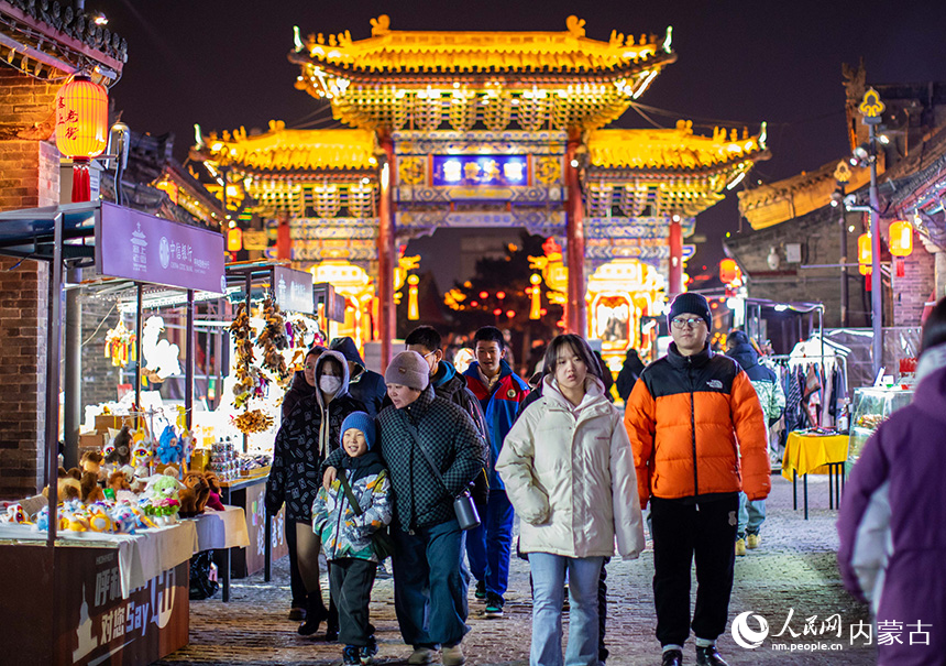 游客在呼和浩特市玉泉区塞上老街旅游休闲街区游玩。丁根厚摄