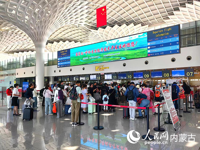 呼伦贝尔机场候机楼内旅客办理乘机手续。内蒙古机场集团供图