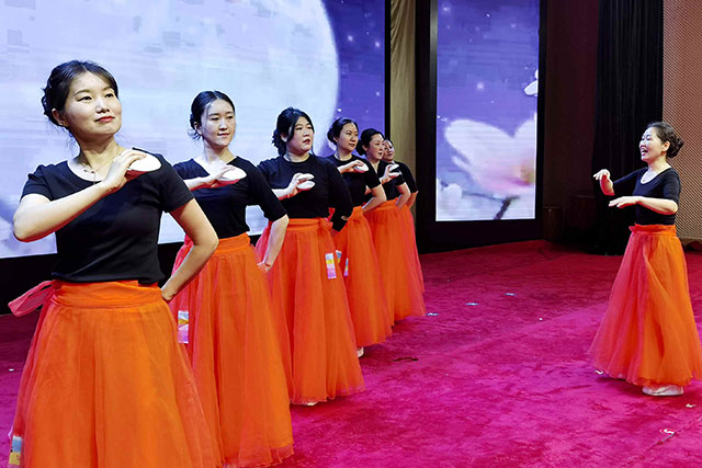 舞蹈隊員們正全力備戰央視全國社區大聯歡節目。