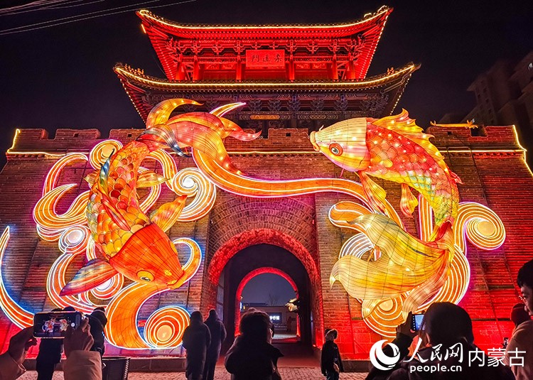 游客在呼和浩特市玉泉区塞上老街旅游休闲街区打卡留影。丁根厚摄