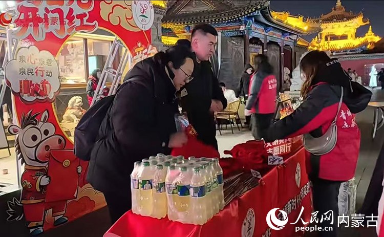 志愿者在整理驿站物资。实习生德晓航摄