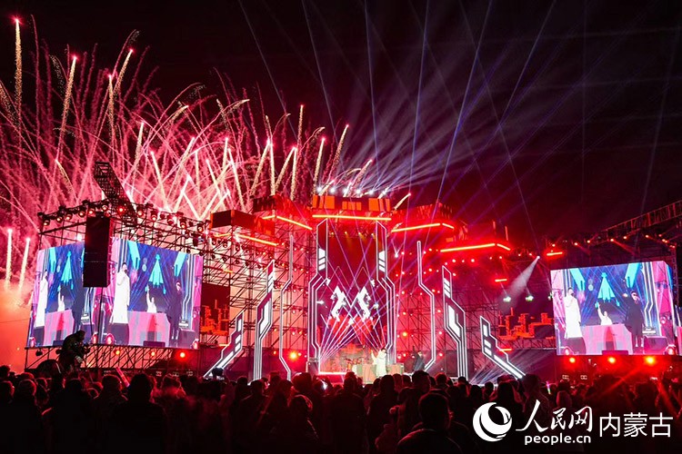 午夜钟声敲响,伊利健康谷上空烟花绽放。实习生牛佳摄