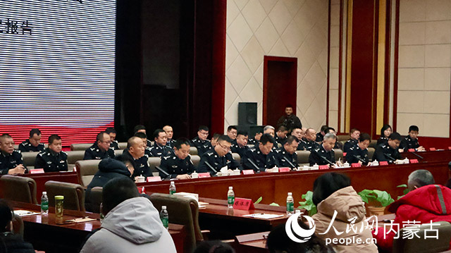 赛罕区公安分局向人民报告会议现场。实习生 许佳艺摄