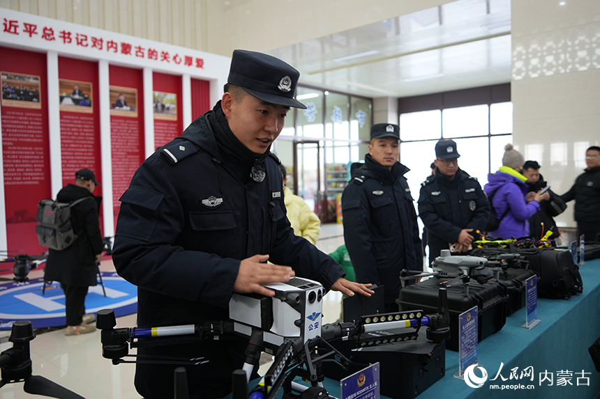 民警向小朋友介绍警用无人机。实习生 晶晶摄
