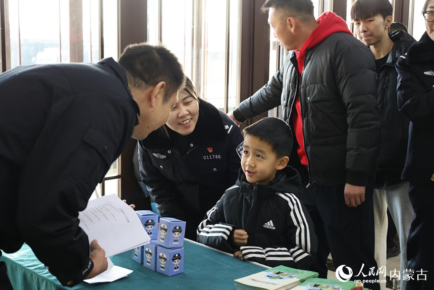 小朋友参与有奖问答活动。王鑫摄