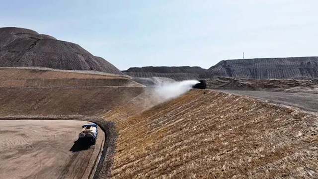 洒水車為礦區路面洒水
