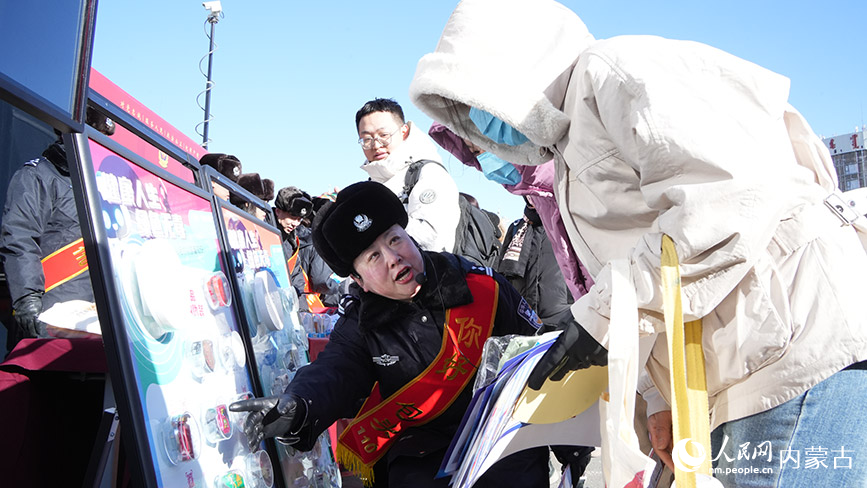 活動現場，宣傳人員進行法治科普、發放宣傳資料。人民網記者 張力洋攝