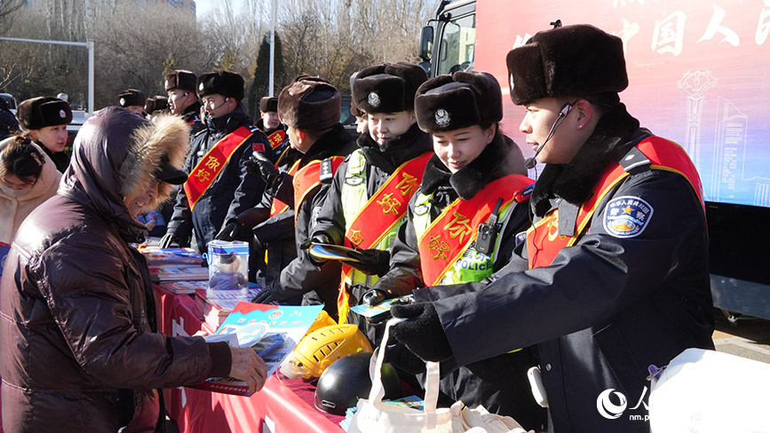 活動現場，宣傳人員進行法治科普、發放宣傳資料。人民網記者 張力洋攝