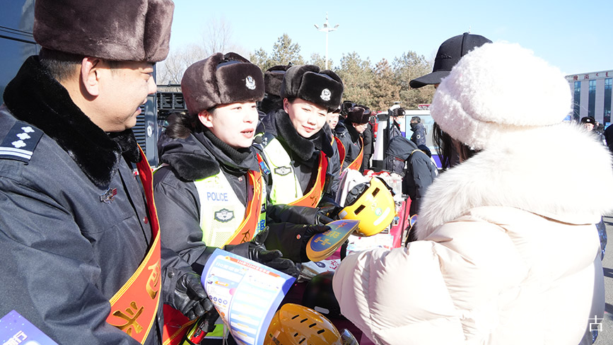 活動現場，宣傳人員進行法治科普、發放宣傳資料。人民網記者 張力洋攝