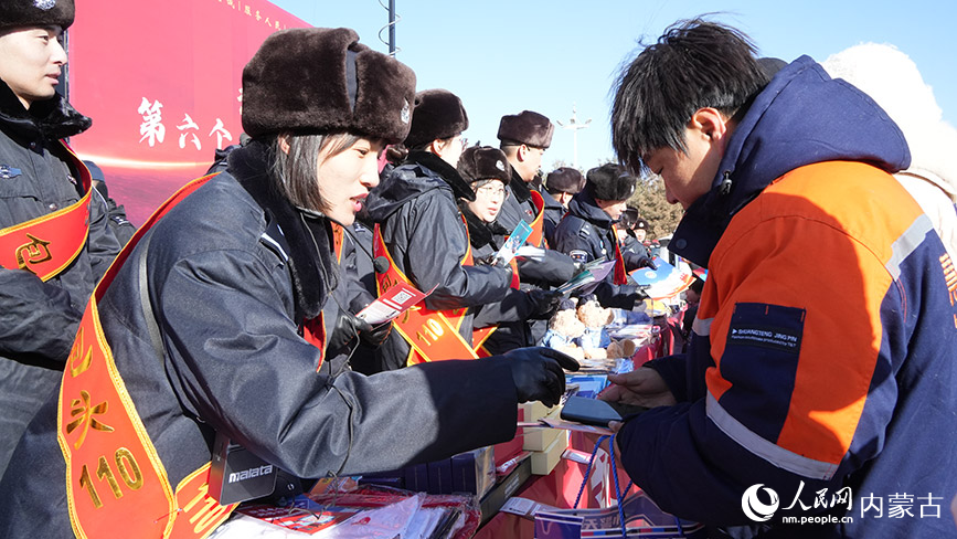 活動現場，宣傳人員進行法治科普、發放宣傳資料。人民網記者 張力洋攝