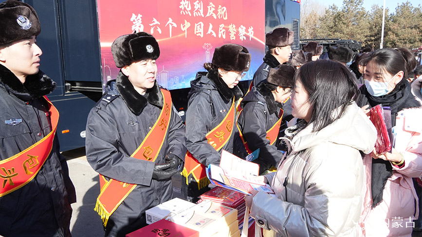 活動現場，宣傳人員進行法治科普、發放宣傳資料。人民網記者 張力洋攝