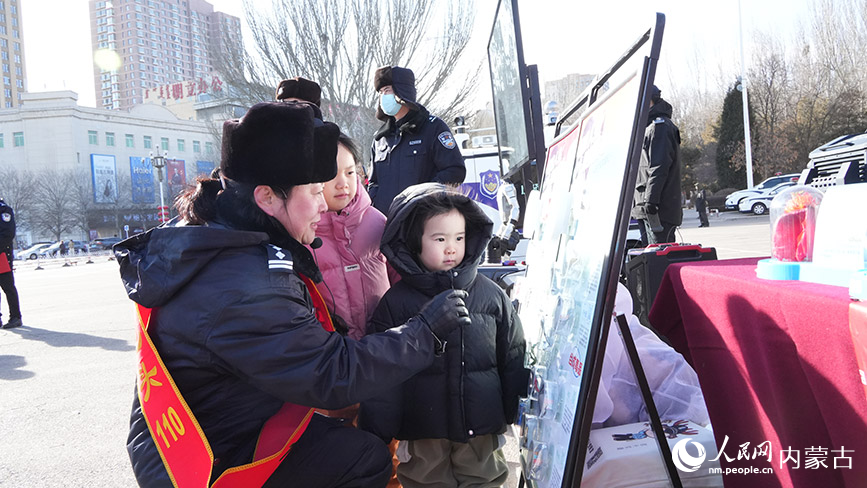 活動現場，宣傳人員進行法治科普、發放宣傳資料。人民網記者 張力洋攝