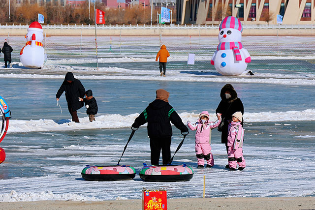 孩子们在冰面上尽情“撒欢儿”。嘎布尔摄