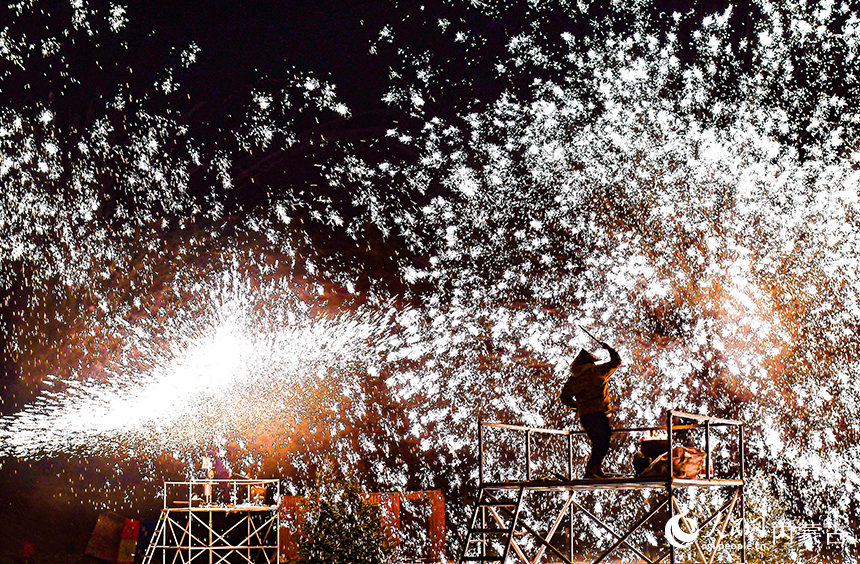 民间艺人在冰雪节上表演打铁花。王正摄