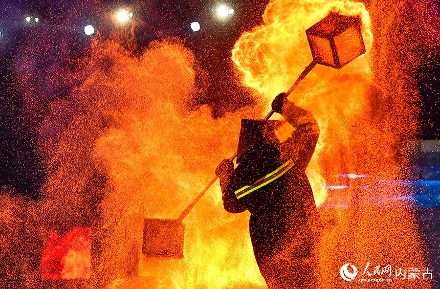 民间艺人在冰雪节上表演火壶。王正摄