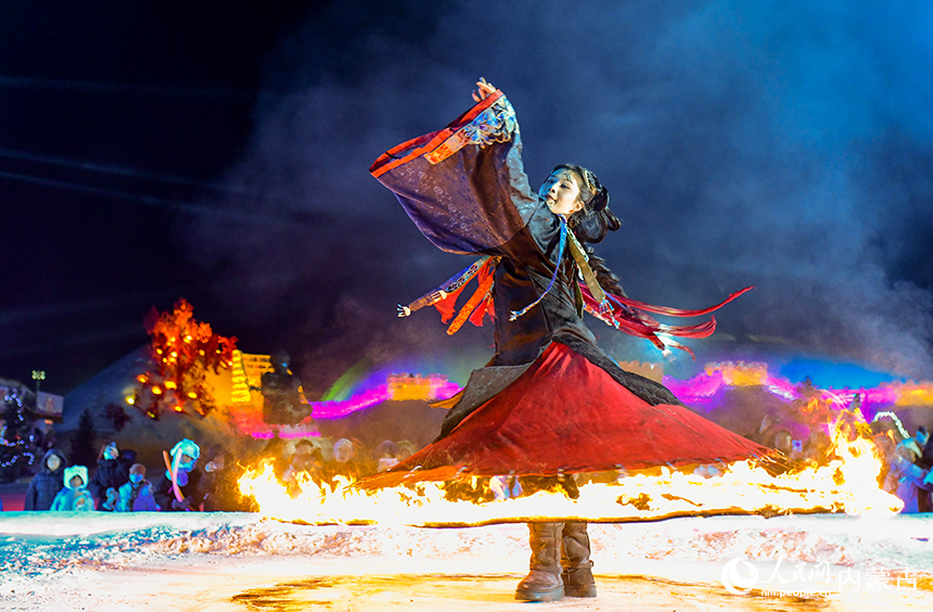 民间艺人在冰雪节上表演畲族火裙舞。王正摄
