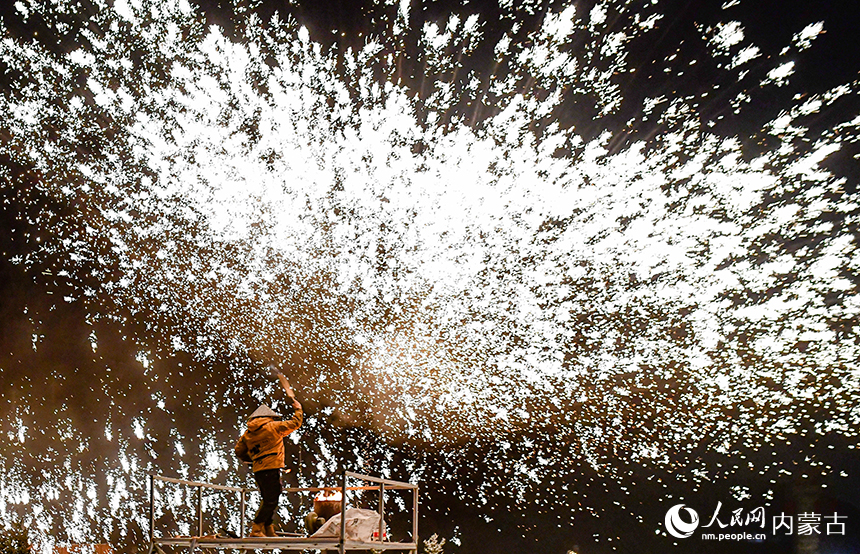 民间艺人在冰雪节上表演打铁花。王正摄