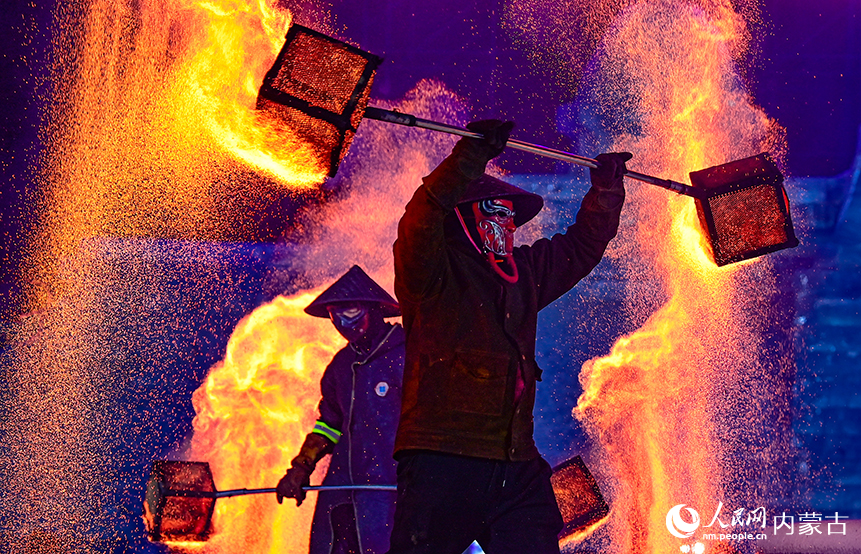 民间艺人在冰雪节上表演火壶。王正摄