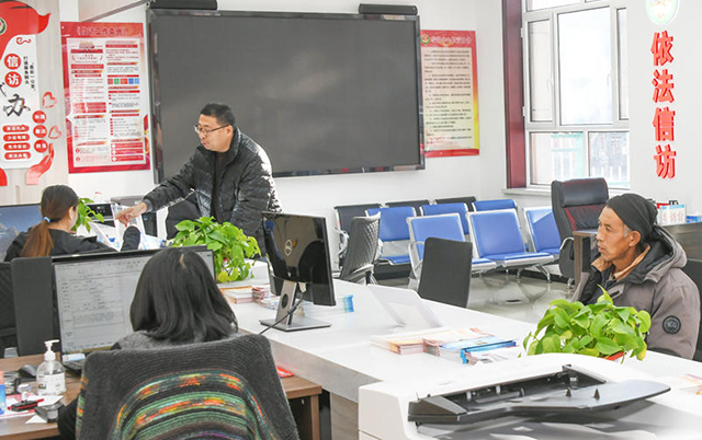 兴和县综治中心工作人员在“一站式”服务大厅为群众办理业务。张可心摄