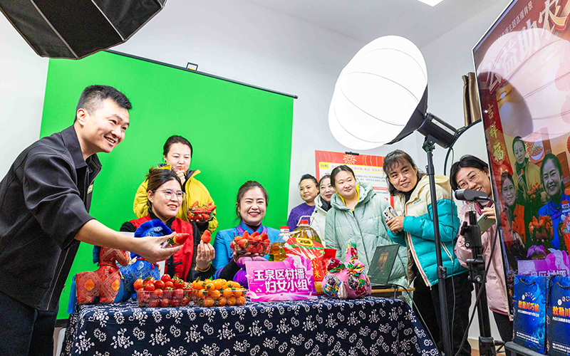 内蒙古呼和浩特：“村播妇女小组”开班授技 培育直播电商新农人