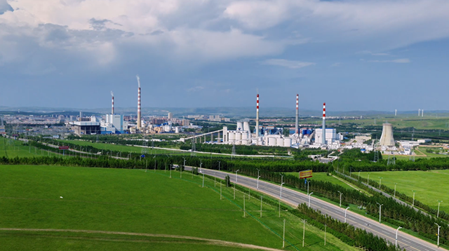 霍林郭勒高新区工厂林立。