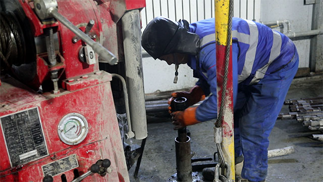 施工人員正在查看設備運行情況。