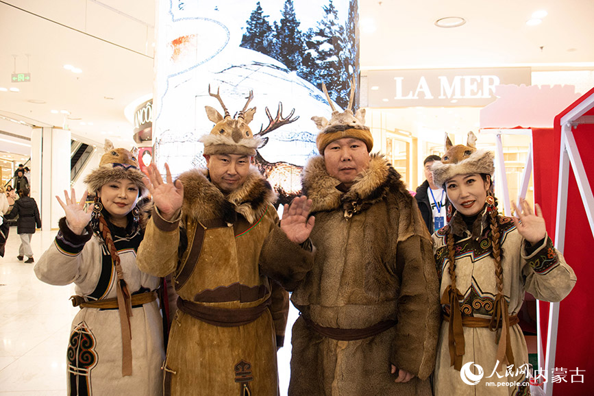 身著傳統鄂倫春服飾的表演者在現場熱情揮手致意。實習生 張詩婕攝