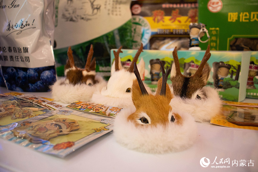 鄂倫春民族特色攤位上的狍角帽。實習生 張詩婕攝