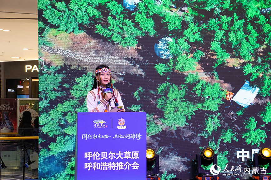 文旅宣傳員向觀眾熱情推介家鄉風採。實習生 張詩婕攝