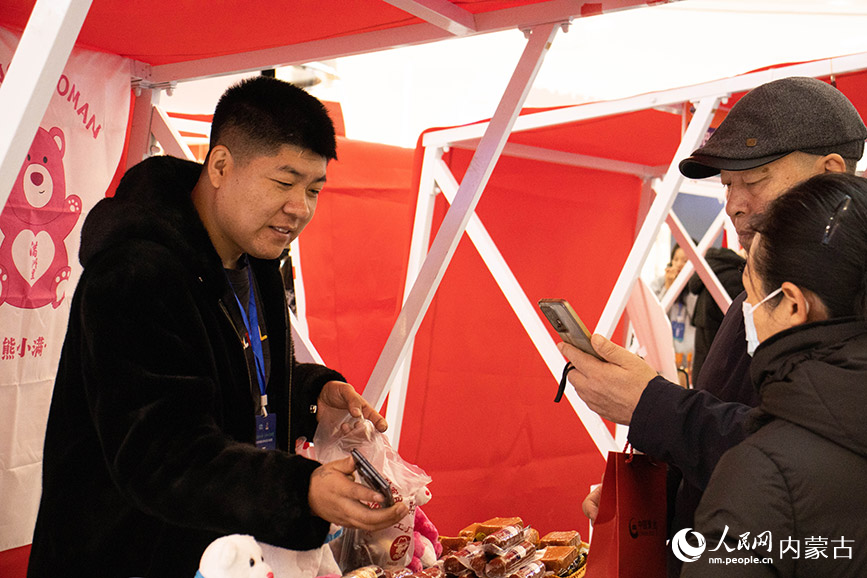 游客購買呼倫貝爾特產香腸。實習生 張詩婕攝