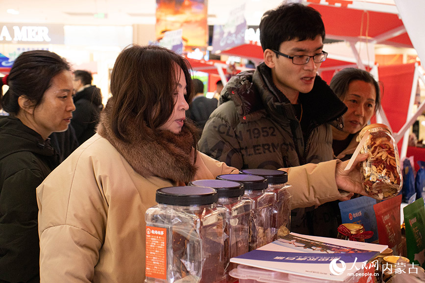 游客在攤位購買民族特色商品。實習生 張詩婕攝